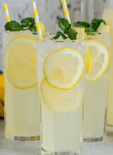 Glass of refreshing old-fashioned homemade lemonade with lemon slices