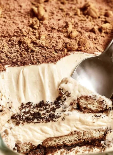 Delicious gingerbread tiramisu with layers of spiced cookies and mascarpone cream